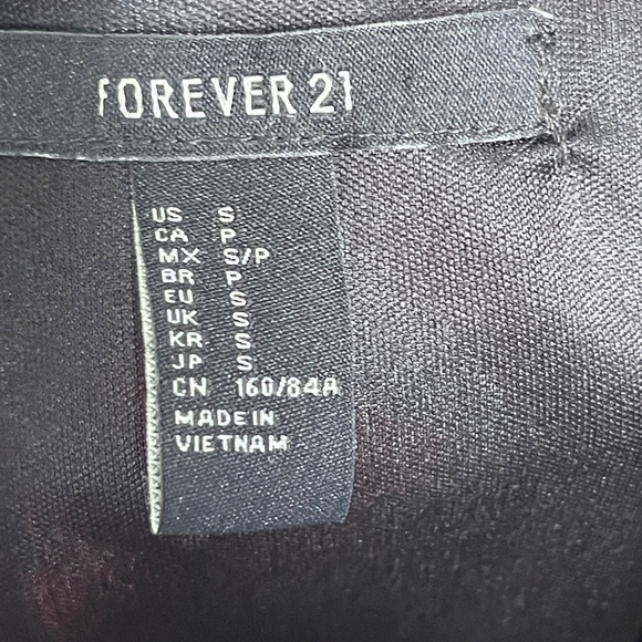 FOREVER 21 Womens Black Red Roses Chiffon B Neck Top Blouse Sz. Small Pre-owned - Picture 12 of 14